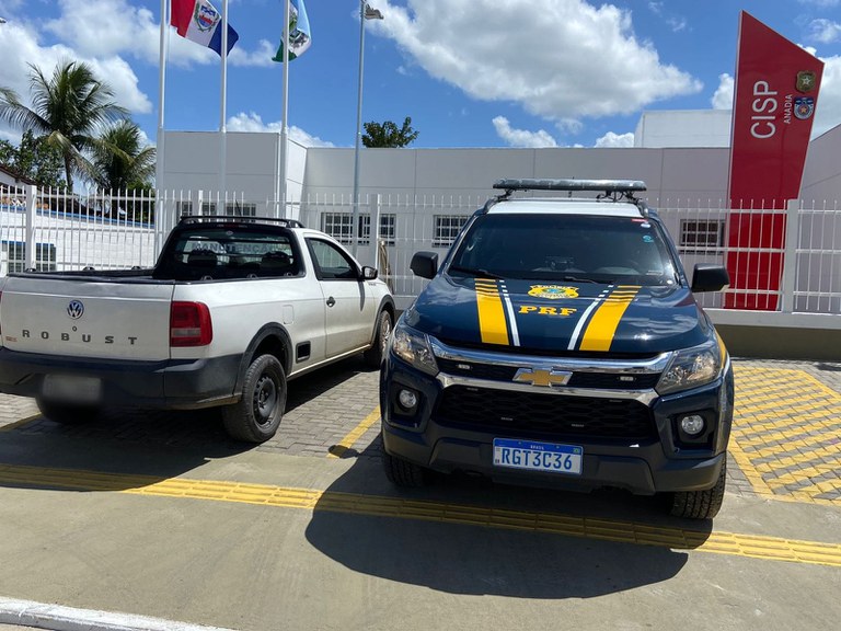 Veículo furtado em Maceió é localizado pela PRF horas após o crime.jpg