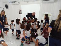 PRF/AL promove palestra sobre resgate de aves silvestres para aproximadamente 100 crianças da Escola Espaço Educar