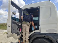 PRF detém caminhoneiro por porte de drogas para consumo, em Rio Largo/AL