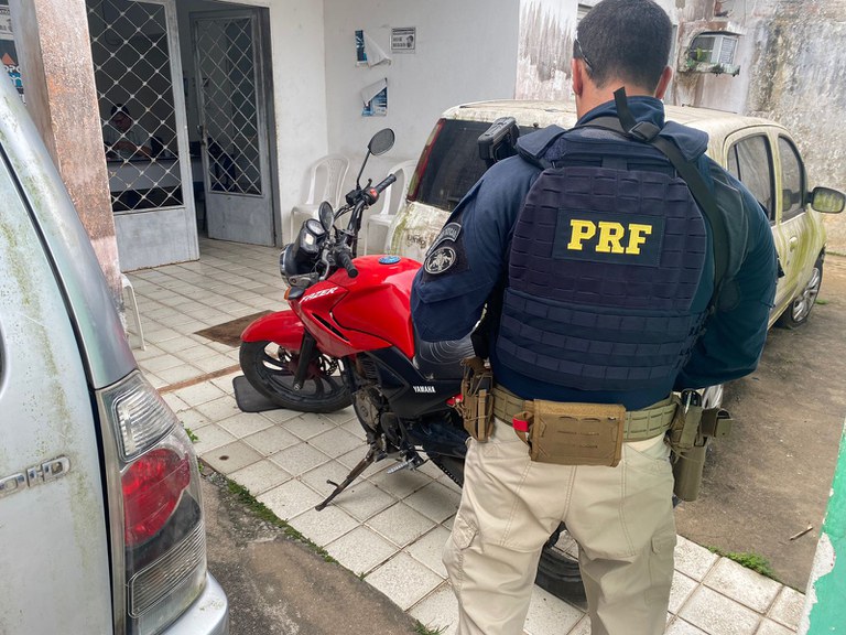 Motocicleta roubada em março do ano passado é recuperada pela PRF em Satuba.jpg