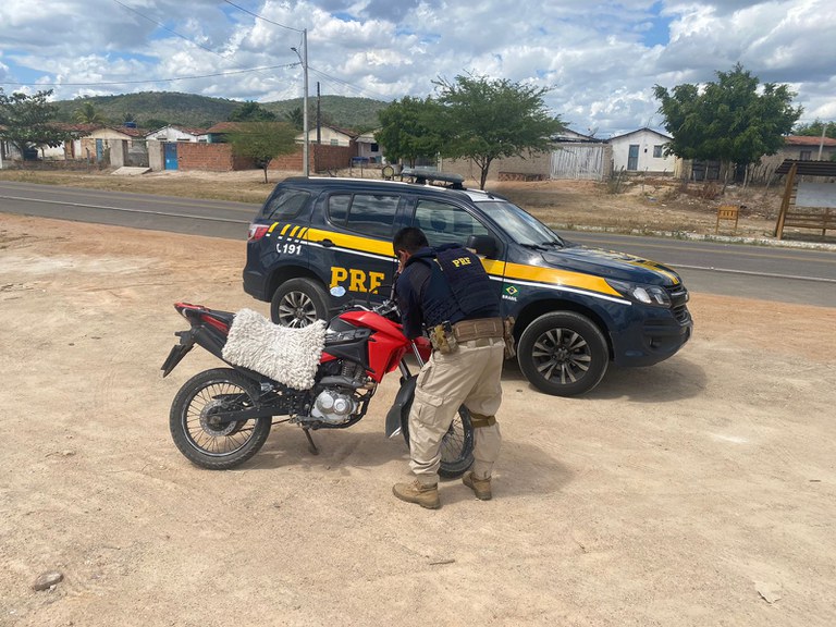 Polícia Rodoviária Federal localiza motocicleta adulterada em Cacimbinhas.jpg