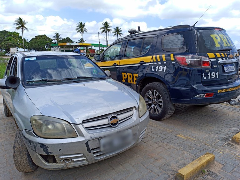 Polícia Rodoviária Federal prende homem por receptação e adulteração de veículo em Atalaia.jpg