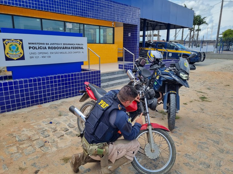 Homem é preso pela PRF em São Miguel dos Campos dirigindo moto roubada.jpg