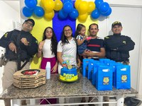 PRF/AL realiza sonho de adolescente e comparece à festa de aniversário de 15 anos