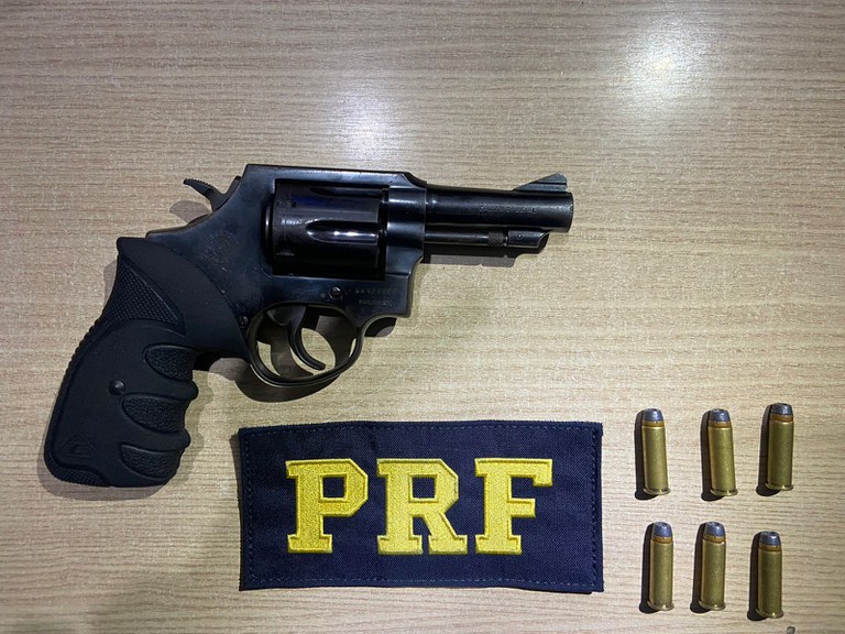 Polícia Rodoviária Federal prende homem por porte ilegal de arma na BR-101.jfif