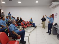 PRF realiza palestra para motoristas profissionais sobre segurança no trânsito