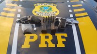 PRF/AL prende dois homens por porte ilegal de arma de fogo e posse de drogas, em Satuba/AL