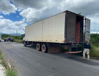 PRF localiza caminhão roubado em Pernambuco que foi abandonado em Delmiro Gouveia/AL