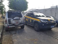 PRF prende duas pessoas e recupera um veículo roubado nas rodovias de Alagoas