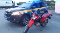 PRF recupera moto roubada durante fiscalização em São José da Laje/AL