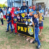 Crianças escolhem representar a PRF em desfile cívico no interior do Amapá