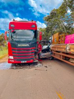 PRF atende acidente entre carro e caminhões em Presidente Figueiredo/AM