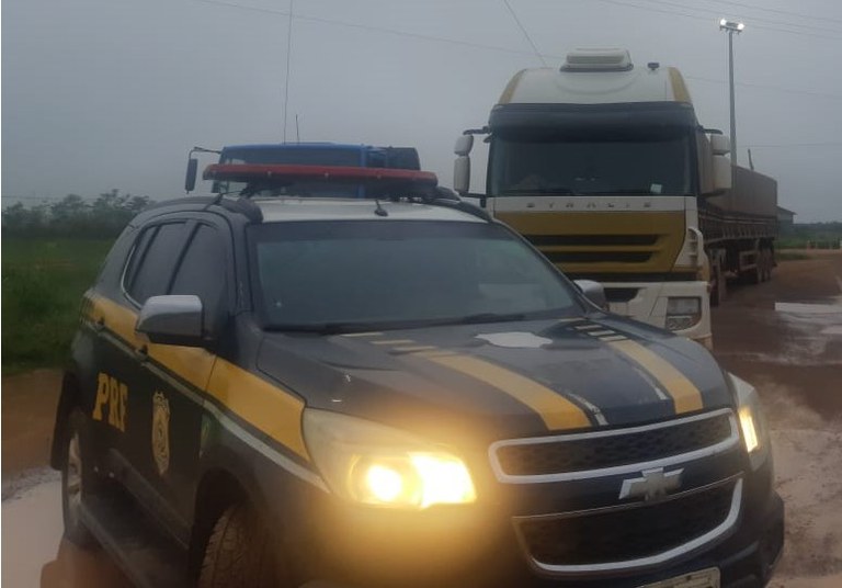 Em Humaitá/AM, PRF identifica transporte ilegal de 100 m³ madeira