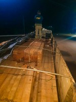 PRF apreende madeira sendo transportada ilegalmente em Humaitá