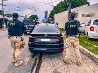 PRF recupera carro roubado durante abordagem na BR-319