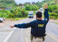 Em Ribeira do Pombal (BA), PRF recupera caminhão roubado