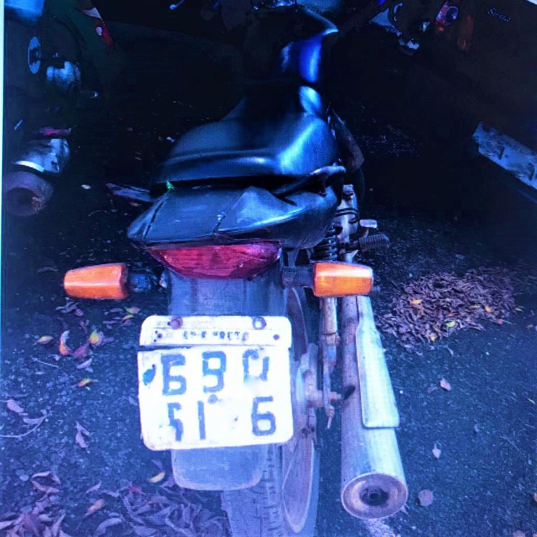 Os policiais constataram que a motocicleta estava com os caracteres identificadores suprimidos (raspados).