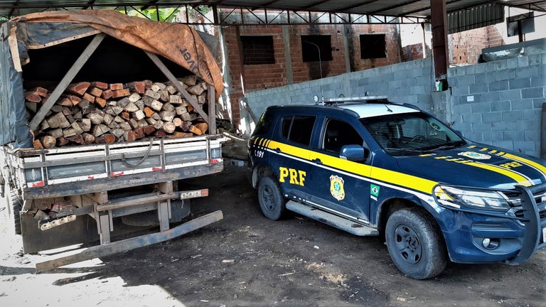 O motorista disse aos policiais que retirou toda madeira de sua fazenda e que pretendia comercializar pelo valor de R$ 5 mil.
