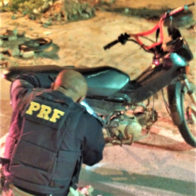 Ele apresentou índice de embriaguez quase 5 vezes maior do valor considerado como crime. Em fiscalização minuciosa no veículo, foi verificado que a motocicleta possuía ocorrência de roubo no município de Antas (BA), registrada há quase 2 anos.