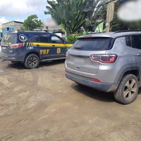 PRF recupera no sul da Bahia carro roubado no Rio de Janeiro.