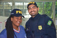 Adolescente fã da PRF recebe visita de policiais em Feira de Santana (BA)