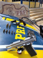 Passageiro de ônibus é preso com armas e munições na BR 242 em Seabra (BA)