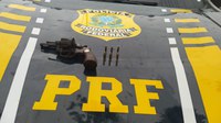 PRF apreende revólver cal. 32 municiado e prende pedestre por porte ilegal de arma de fogo