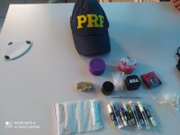 Em Camacan (BA), PRF apreende haxixe, maconha, ecstasy e outros medicamentos escondidos dentro do carro