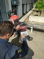 Homem é detido em Santo Antônio de Jesus com moto adulterada que ostentava placa de carro importado