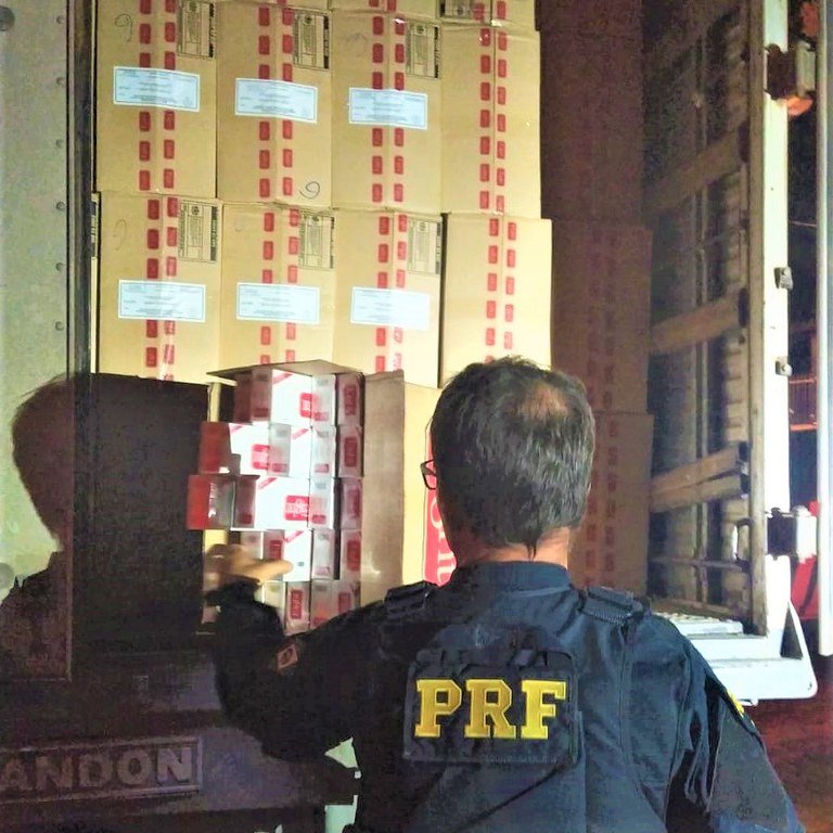 Ao vistoriar o compartimento de carga, os PRFs encontraram cerca de 450 mil maços de cigarros paraguaios, mercadoria avaliada em R$ 1.575.000,00.