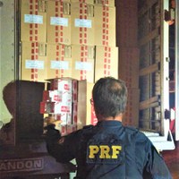 PRF apreende 450.000 maços de cigarros contrabandeados escondidos em caminhão baú