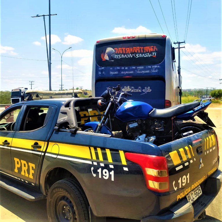 PRF apreende motocicleta roubada encontrada em bagageiro de ônibus na BR 116