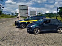 PRF prende mulher com carro clonado em Itabuna