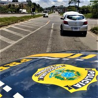PRF recupera carro roubado rodando com placas clonadas em Salvador