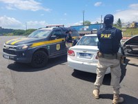 PRF recupera veículo roubado em Simões Filho (BA)