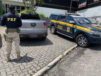 Após empreender fuga dois indivíduos são presos e uma caminhonete roubada é recuperada pela PRF, na cidade de Salvador (BA)