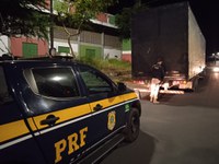 PRF flagra veículo clonado transportando mercadorias falsificadas em Feira de Santana (BA)