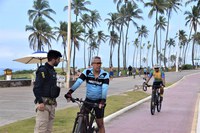 PRF na Bahia realiza mais uma ação da Semana Nacional de Trânsito com orientações para ciclistas na orla de Salvador