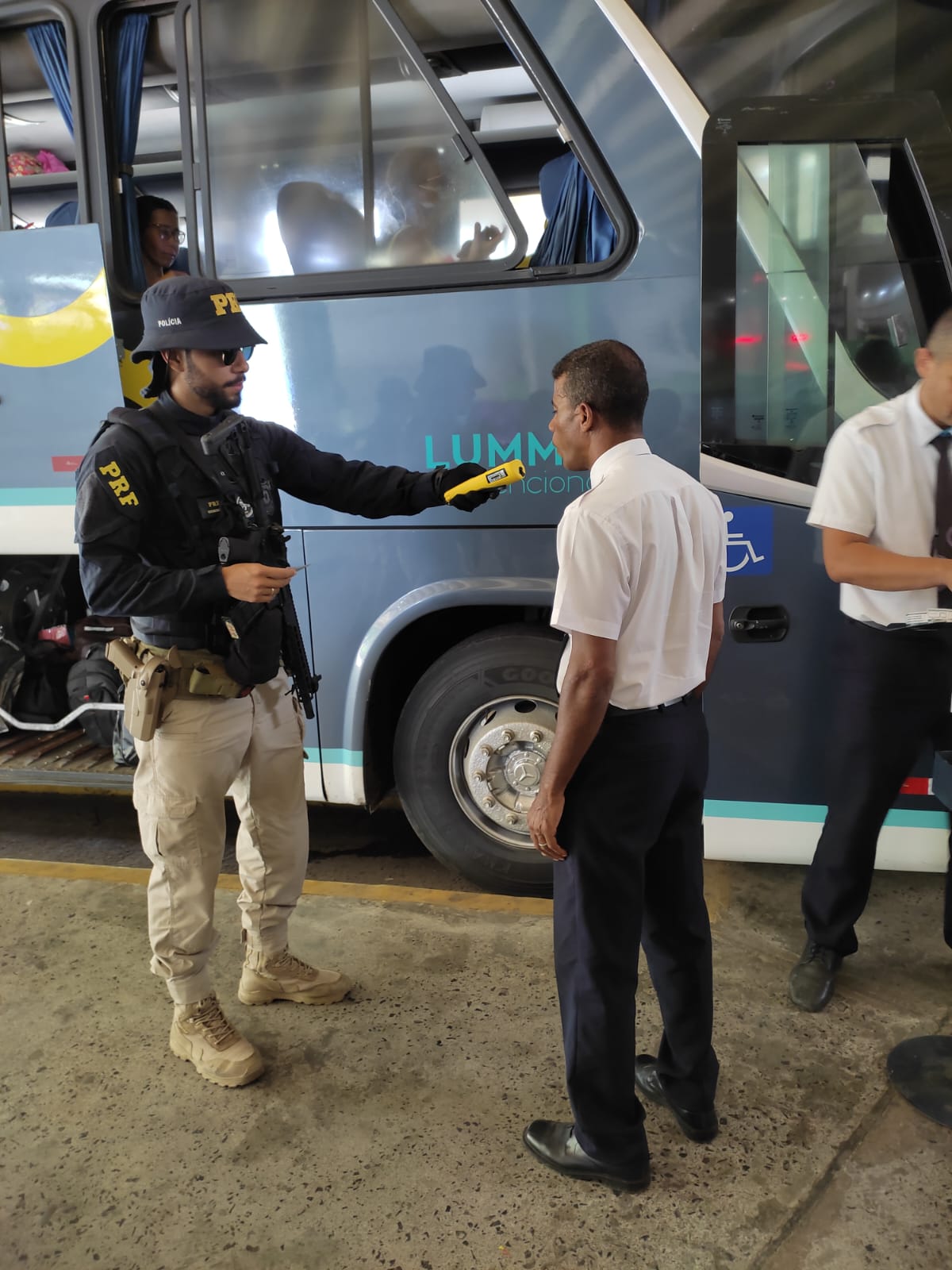 Encochada dentro do onibus