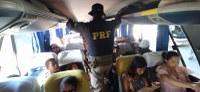 Ação educativa em rodoviária de Eunápolis orienta passageiros de ônibus na Operação Semana Santa