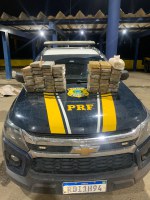 Casal de traficantes é preso em Feira de Santana (BA) transportando quase 58 Kg de cocaína escondidos em fundo falso de caminhonete; veja vídeo