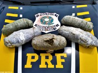 PRF prende passageiro de microônibus por tráfico de drogas