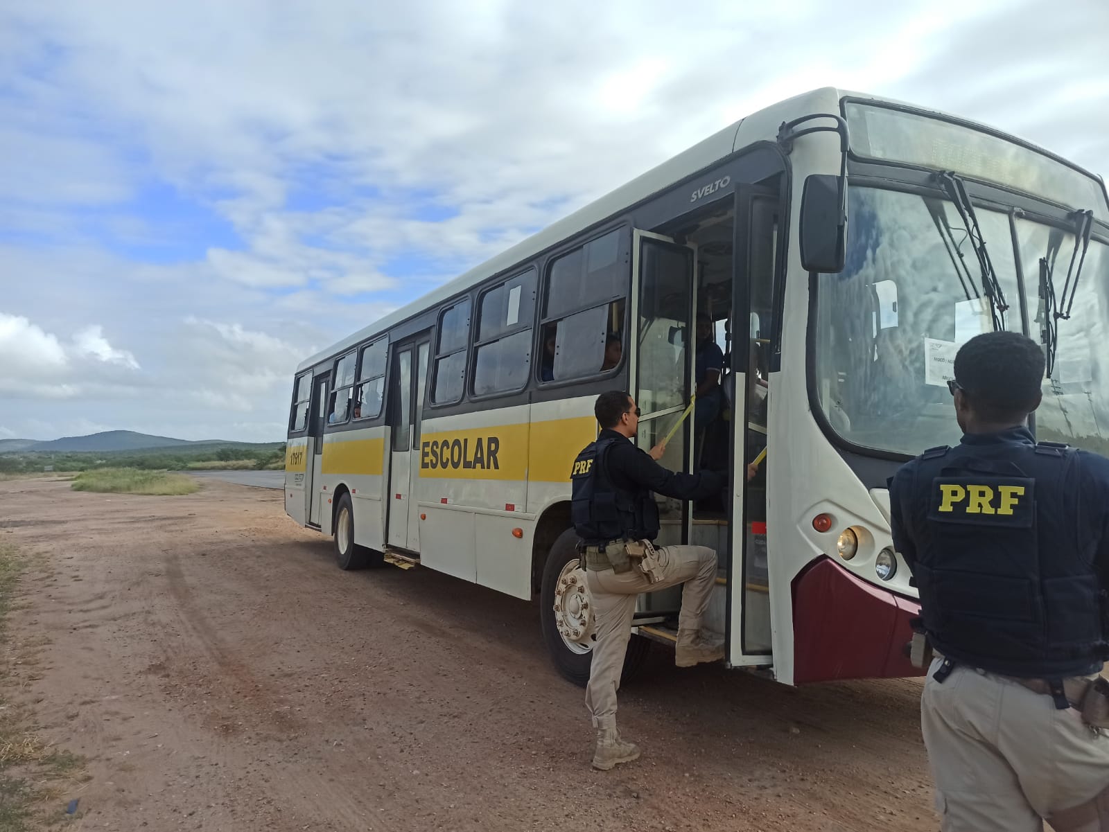 PRF flagra ônibus escolar transportando pessoas que voltavam de