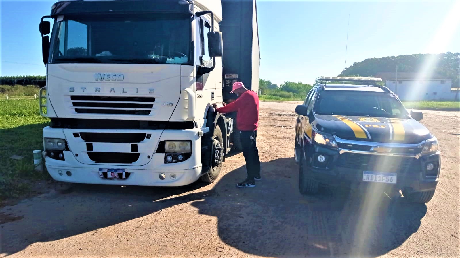 Emocionado, caminhoneiro agradece ação da polícia que culminou na  recuperação do seu único veículo de trabalho — Polícia Rodoviária Federal