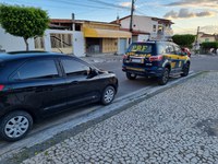 PRF aborda em Nova Fátima carro roubado no estado de São Paulo
