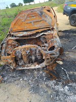 Totalmente consumida pelo fogo, camioneta roubada em Porto Seguro é localizada em estrada de terra