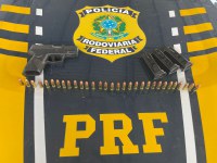 PRF flagra ultrapassagem proibida na BR 242 e apreende pistola, munições e carregadores dentro de carro