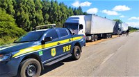Após abordagem a dois caminhões, PRF apreende quase 100.000 itens de mercadorias de origem estrangeira e sem nota fiscal