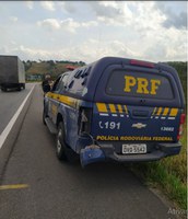 Caminhoneiro bêbado colide com viatura da PRF e acaba preso na BR 101 em Conceição do Almeida (BA)