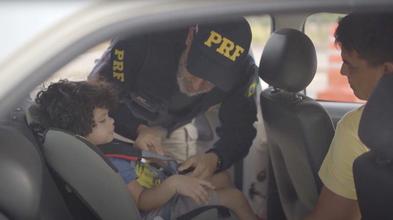Jogo de educação para crianças encontra duas mesmas fotos carro de polícia  de transporte